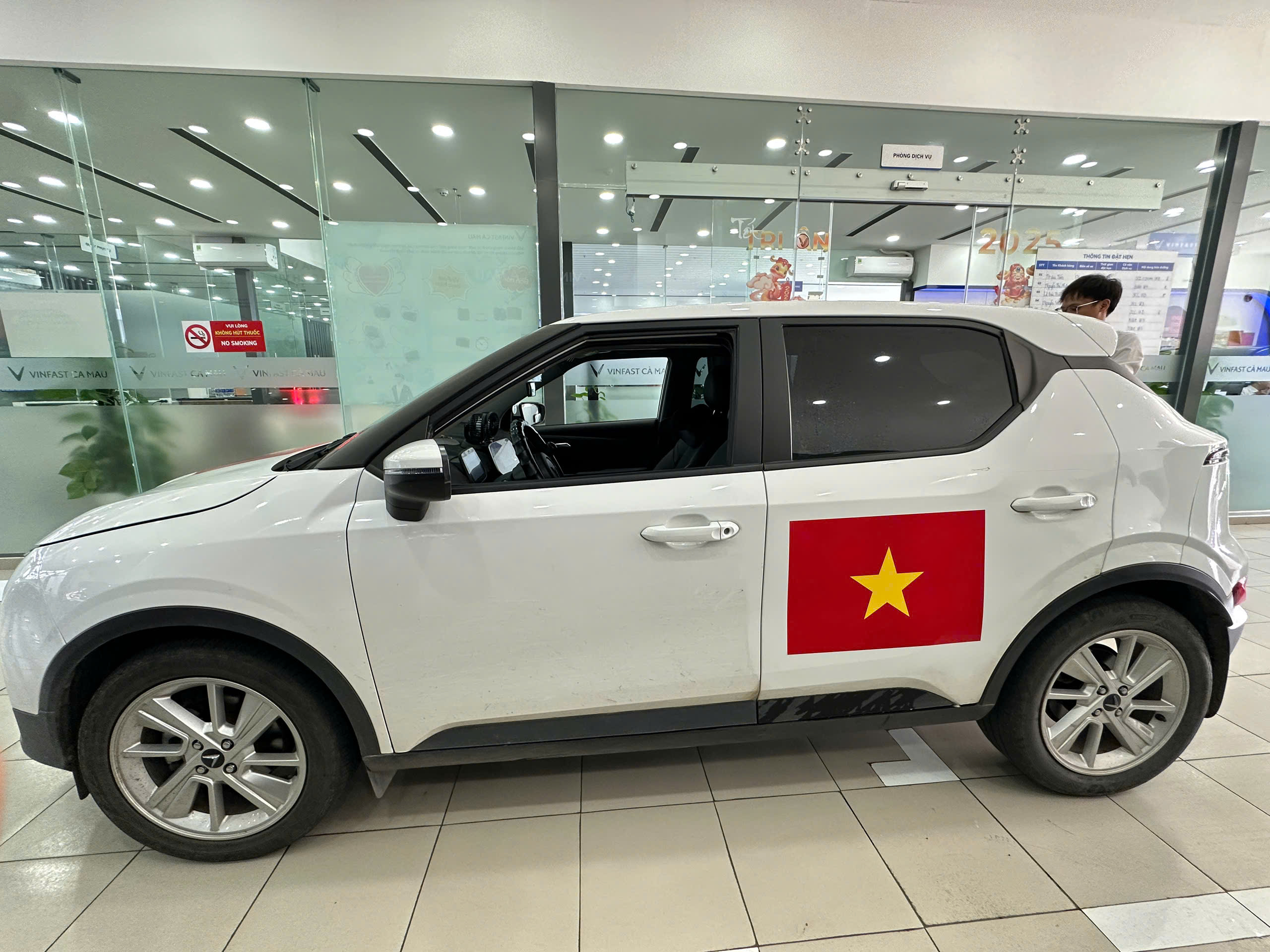 VINFAST TẶNG 100.000 BỘ DECAL QUỐC KỲ - MỪNG 80 NĂM QUỐC KHÁNH